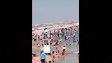 إقبال كثيف على شاطئ جمصة اليوم الجمعة (6)