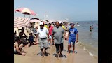 إقبال كثيف على شاطئ جمصة اليوم الجمعة (9)