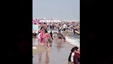 إقبال كثيف على شاطئ جمصة اليوم الجمعة (10)