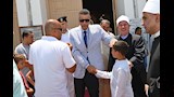 محافظ جنوب سيناء يلتقي المصلين في مسجد السلام بشرم الشيخ: "بابي مفتوح للجميع" 