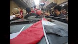 محاولات الطفل نجحت للوصول بالكرة إلى مروان عطية 