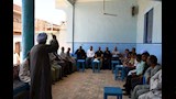 مواطن يعرض مشكلته على المحافظ