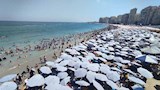 إقبال كثيف يملأ شواطئ الإسكندرية (4)