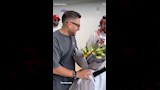 استقبال حماقي بالورود في جدة