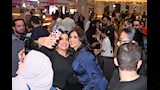 ياسمين عبدالعزيز تلتقط سيلفي مع معجبة