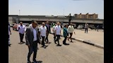 محافظ القاهرة يتابع الانضباط المروري بموقف السلام (8)
