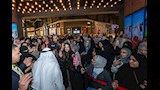 ياسمين عبدالعزيز مع واحدة من معجباتها
