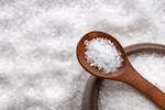 ماذا يحدث لك عند الاستحمام بالماء والملح؟.. فوائد وتحذيرات