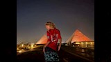 إليانا تخطف الأنظار أمام سفح الأهرامات
