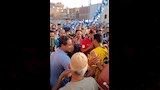 بالأحضان.. أهالي الأنجب في استقبال عبد الواحد