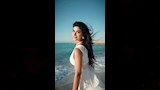 كارولين عزمي امام البحر