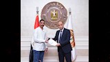 وزير العمل يسلم عقود وظائف في لبنان لعدد من الشباب