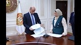 وزير العمل يسلم عقود وظائف في لبنان لعدد من الشباب