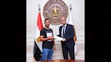 وزير العمل يسلم عقود وظائف في لبنان لعدد من الشباب