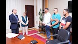 وزير العمل يسلم عقود وظائف في لبنان لعدد من الشباب
