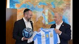 جماهير إسرائيلية تدعم ميسي (1)