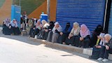 "دعوات تحت الشمس".. أولياء الأمور يفترشون الأرض أمام لجان الثانوية العامة بالمنوفية- صور