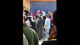 الأمهات يواسين بناتهن