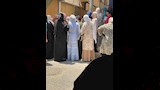 تنتظر شقيقتها بالورد