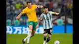 مأساة غيرت حياته ووشم وشقيق يلعب لمنتخب آخر.. قصة مدافع أستراليا العملاق