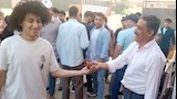 شيكولاتة لامتصاص صدمة "الكيمياء".. لفتة إنسانية من مدير تعليم الواسطى مع طلاب الثانوية العامة -صور