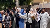 الحزن يظهر على وجوه الطالبات 