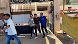 جانب من خروج الطلاب من اللجنة