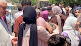 طالبة أخرى ترتمي في احضان زميلتها