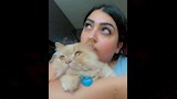 مي كمال الدين مع قطتها