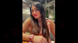 مي كمال الدين  تلتقط صورا سيلفي (2)