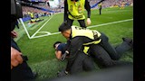 اقتحام الجماهير لمباراة بلجيكا والسنغال