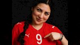 الفنانة مي عز الدين