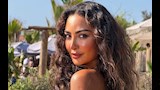  جمعت بين الجرأة والأناقة.. 20 صورة لإطلالات النجمات على الشاطئ 