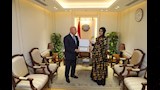 وزير النقل يكرم المواطنة ليلى الأنصاري بعد تصديها لرشق قطار بالحجارة  (3)