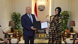 وزير النقل يكرم المواطنة ليلى الأنصاري بعد تصديها لرشق قطار بالحجارة  (1)