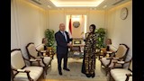وزير النقل يكرم المواطنة ليلى الأنصاري بعد تصديها لرشق قطار بالحجارة  (4)
