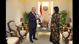 وزير النقل يكرم المواطنة ليلى الأنصاري بعد تصديها لرشق قطار بالحجارة  (5)