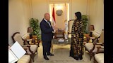وزير النقل يكرم المواطنة ليلى الأنصاري بعد تصديها لرشق قطار بالحجارة  (6)