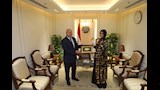 وزير النقل يكرم المواطنة ليلى الأنصاري بعد تصديها لرشق قطار بالحجارة  (7)