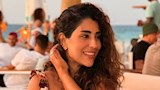 آيتن عامر تخطف الأنظار بإطلالة صيفية جريئة على شاطئ البحر
