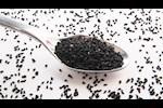 بذور السمسم الأسود.. هل تعزز نمو الشعر وتؤخر الشيب المبكر؟