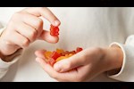 الفيتامينات المطاطية.. احذر من مخاطر المكملات الغذائية على شكل علكة