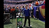 وضع الممثل تيموثي شالاميه كرة المباراة على المنصة خلال المباراة النهائية لكأس العالم لكرة القدم بين إسبانيا والأرجنتين