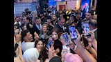 ياسمين عبدالعزيز تلتقط صورا مع الجمهور (1)