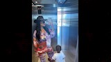 جوري بكر مع ابنها (1)