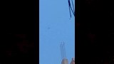 الأهالي التقطوا صور للطائرة قبل سقوطها بالمنزل