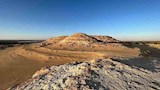 أجسادٌ تُدفن كي تحيا.. كيف تُذيب رمال جبل الدكرور أوجاع المرضى بواحة سيوة؟ -صور
