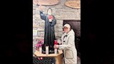إلهام شاهين تشعل شمعة داخل كنيسة مار شربل