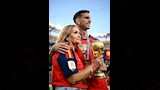 فابيان رويز يحمل كأس العالم مع والدته