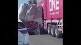حقيقة فيديو ''شهامة سائق منعت كارثة'' على الطريق 